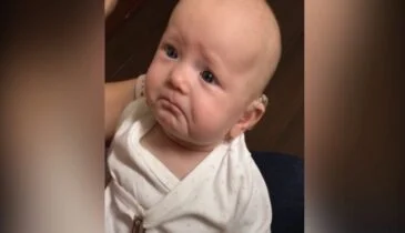 Dove baby is overdonderd met emotie wanneer ze haar moeder voor het eerst ‘Ik hou van je’ hoort zeggen