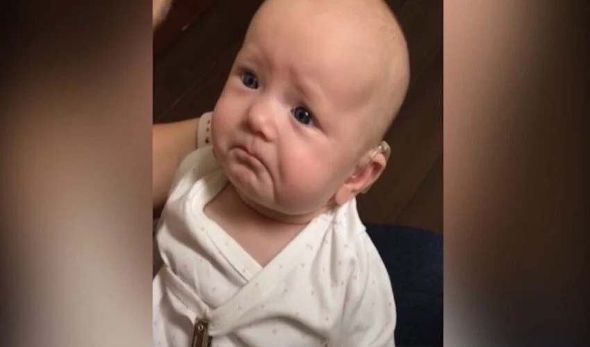 Dove baby is overdonderd met emotie wanneer ze haar moeder voor het eerst ‘Ik hou van je’ hoort zeggen