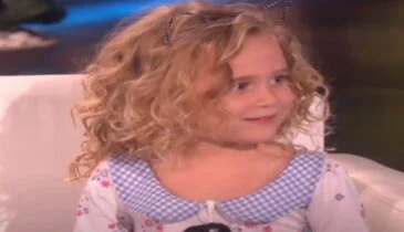 Vierjarige steelt de show als haar favoriete liedje opkomt tijdens het schooloptreden