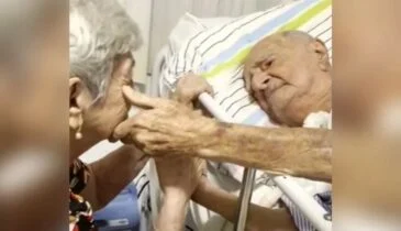 Oma brengt man die 70 dagen in het ziekenhuis ligt een serenade met liefdesliedje