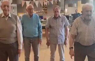 Dansende opa’s uit woonzorgcentrum gaan viral op TikTok en het is geweldig