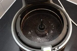Dít verborgen deel in de airfryer wordt bijna nooit schoongemaakt en het is hartstikke smerig!