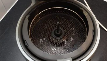 Dít verborgen deel in de airfryer wordt bijna nooit schoongemaakt en het is hartstikke smerig!