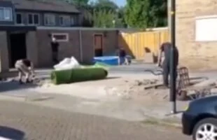 Deze hovenier is helemaal klaar met wanbetalers en trekt gewoon de tuin weer leeg