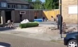 Deze hovenier is helemaal klaar met wanbetalers en trekt gewoon de tuin weer leeg