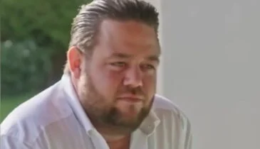 Mark Gillis zet zichzelf volledig voor schut op tv wanneer hij deze meid probeert te versieren
