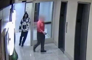 Bejaarde man met Rolex-horloge wordt van achteren beslopen en overvallen.