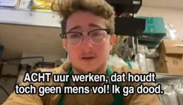 Medewerker Starbucks stort huilend ineen omdat hij ácht uur moet werken!