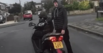 Moeder karma komt langs als 2 jongens met capuchon een scooter proberen te stelen