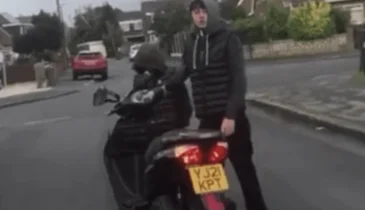 Moeder karma komt langs als 2 jongens met capuchon een scooter proberen te stelen