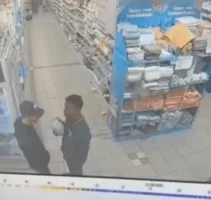Ondertussen in de AH: Werknemer betrapt klant op diefstal en krijgt direct spijt
