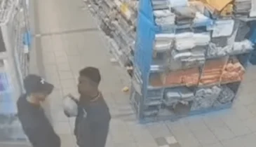 Ondertussen in de AH: Werknemer betrapt klant op diefstal en krijgt direct spijt