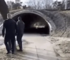 BIEM! Twee gasten steken illegaal pools vuurwerk af midden in een tunnel