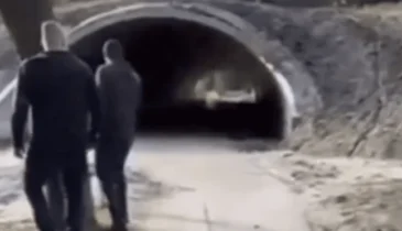 BIEM! Twee gasten steken illegaal pools vuurwerk af midden in een tunnel