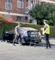 Parkeerplaats agent neemt man te grazen die weigert om winkelwagentje terug te zetten