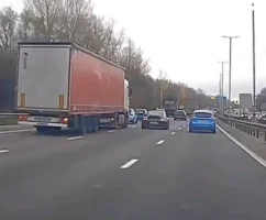 Vrachtwagenchauffeur kijkt niet in spiegels en ziet peperdure Porsche veel te laat