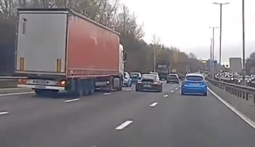 Vrachtwagenchauffeur kijkt niet in spiegels en ziet peperdure Porsche veel te laat