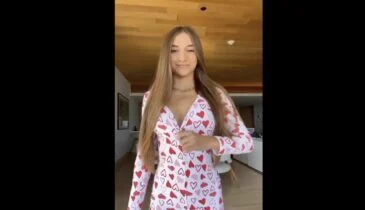 Dame heeft het veel te warm in haar dikke pyjama en maakt gewaagde video