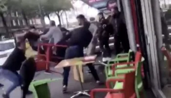 Ondertussen voor een shoarmatent in Rotterdam waar het totaal uit de hand loopt