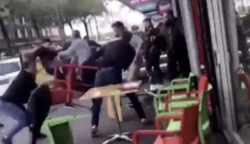 Ondertussen voor een shoarmatent in Rotterdam waar het totaal uit de hand loopt