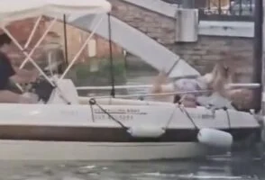 Deze gast ramt de grachten van Venetië kapot met z’n huurboot