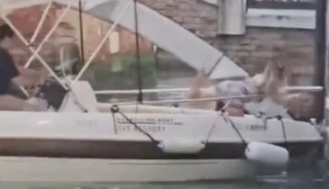 Deze gast ramt de grachten van Venetië kapot met z’n huurboot