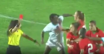 Congolese speelster slaat Marokkaanse rivaal knock-out! Dit moet je zien