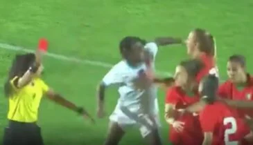 Congolese speelster slaat Marokkaanse rivaal knock-out! Dit moet je zien